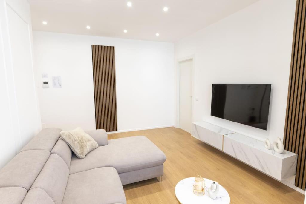 We - Prada Luxury Apartment Mailand